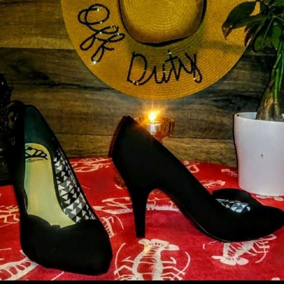 Fergalicious Heels Size 8 Black Suede Bow at Toe - Picture 3 of 9